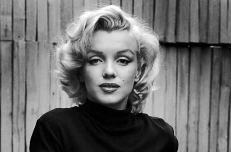 <p><strong><span style="color:#800000"><em>Dünya çapında büyük bir hayran kitlesi olan Marilyn Monroe, ölümünden 62 yıl sonra yeniden gündeme geldi. Marilyn Monroe'nun takma kirpikleri, kullanılmış ruju ve mezarının yanındaki boş yer müzayedede satışa çıkacak.</em></span></strong></p>
