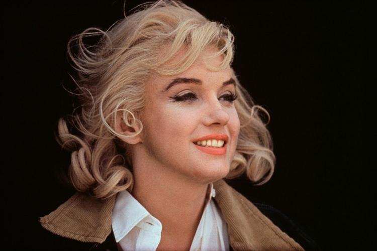 <p>1955'te Yaz Bekarı (The Seven Year Itch) filminin setinde giydiği siyah elbisenin 200 bin dolara alıcı bulması bekleniyor.</p>