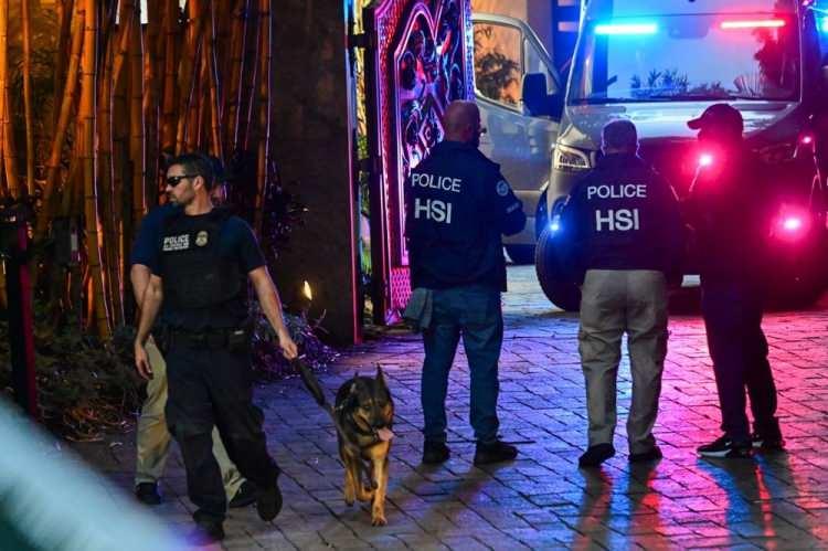 <p><span style="color:#000000"><strong>Polis baskınında kimliği bilinmeyen iki kişi gözaltına alınırken sözü geçen 2 kişinin Diddy'nin oğulları Sean John Combs ve King Combs olduğu öne sürüldü. Baskın sırasında Diddy'nin evde olmadığı belirtilirken TMZ'nin haberine göre; ünlü rapçinin özel jeti de Karayipler'deki Antigua'ya kadar takip edildi. Diddy, takip sırasında jetinde bulunmuyordu.</strong></span></p>