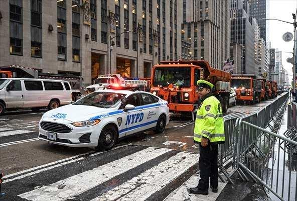 <p>Biden'ın, Manhattan'ın merkezindeki ünlü gösteri merkezi Radio Citty Music Hall binasında katılacağı bağış etkinliği için etraftaki sokaklar trafiğe kapatılırken, New York Polis Teşkilatı (NYPD) tarafından 20 kum dolu kamyon da etkinliğin yapılacağı binanın çevresine konuşlandırıldı.</p>

