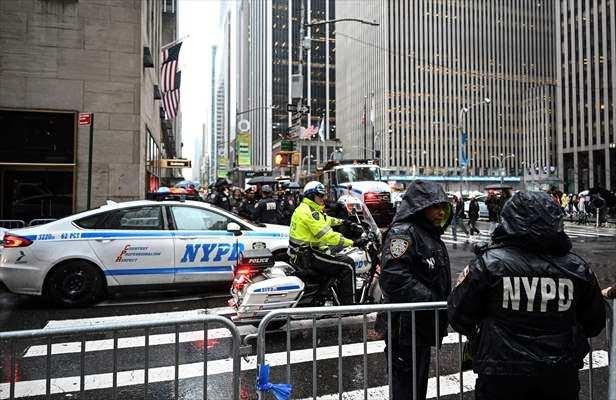 <p>Öte yandan, eski ABD Başkanı Trump'ın da bu akşam New York'un Queens kentinde hayatını kaybeden bir polis memurunun cenaze törenine katılması bekleniyor.</p>
<p> </p>