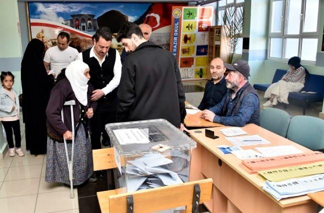 <p><em><strong>Ninem dün yürüyüşe katılmıştı zaten bugün de sandık başına geldi demokrasi için, şehrimizi yönetenleri seçmek için. Ninemin durumu gayet iyi çok şükür. Sandığa kendi gelmek istedi, eve sandık istemedi"</strong></em> dedi.</p>
