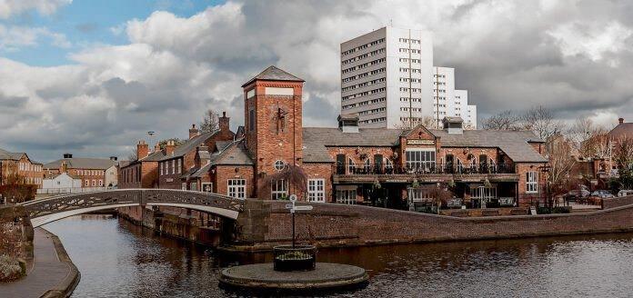 <p><strong>7. Birmingham, İngiltere</strong></p>
<p>Birmingham, endüstriyel mirasına rağmen sık sık kendisini sıkıcı şehirler listelerinde buluyor. İkonik simge yapıların olmaması ve canlı bir kültürel ortamın eksikliği listede yer almasına neden oluyor.</p>