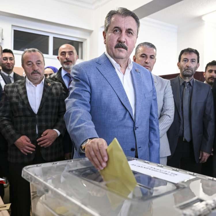<p>BBP Genel Başkanı Mustafa Destici, Etimesgut'un Fatih Sultan Mahallesi'ndeki Başkent &Uuml;niversitesi İktisadi İdari Bilimler Fak&uuml;ltesi'nde oy kullanacak.</p>
