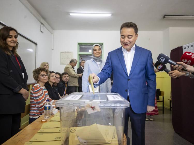 <p>DEVA Partisi Genel Başkanı Ali Babacan ise Ankara Bilkent'teki T&uuml;rkiye Emlak Bankası Ortaokulu'nda oyunu verecek.</p>
