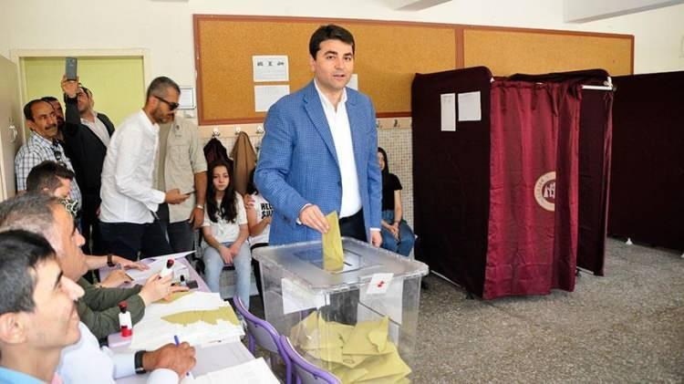 <p>Demokrat Parti Genel Başkanı G&uuml;ltekin Uysal memleketi Afyonkarahisar'da sandık başına gidecek. Uysal, merkez Sel&ccedil;uklu İlkokulu'nda oyunu kullanacak.</p>

