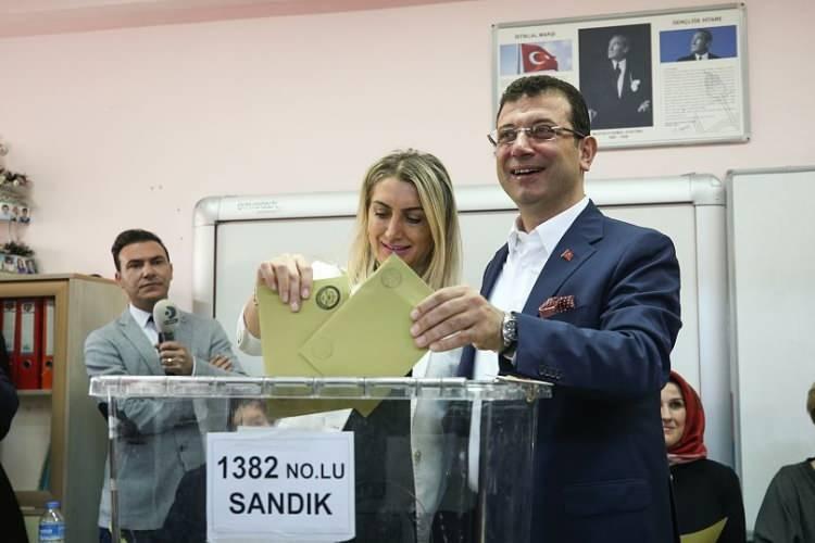 <p>İstanbul B&uuml;y&uuml;kşehir Belediye Başkanı ve CHP adayı Ekrem İmamoğlu, Beylikd&uuml;z&uuml;'ndeki Emin Y&uuml;kseloğlu Kız Anadolu İmam Hatip Lisesi'nde oy kullanacak.</p>
