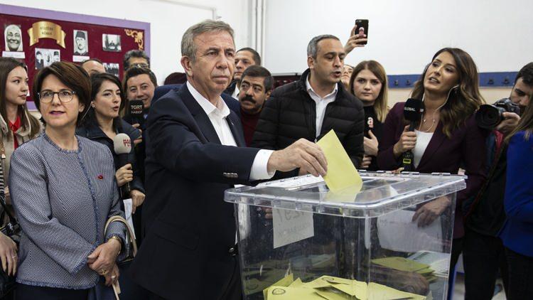 <p>Ankara B&uuml;y&uuml;kşehir Belediye Başkanı ve CHP adayı Mansur Yavaş, &Uuml;mitk&ouml;y Anadolu İmam Hatip Lisesi Fen ve Sosyal Bilimler Proje Okulu'nda oyunu kullanacak.</p>
