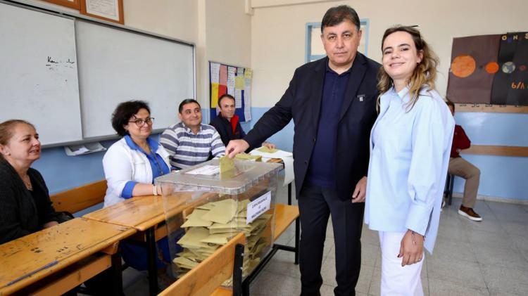 <p>CHP İzmir B&uuml;y&uuml;kşehir Belediye Başkan adayı Cemil Tugay da Karşıyaka'da Şehit Polis Samet Kırcalı Ortaokulu'nda sandığa gidecek.</p>

<p>​</p>
