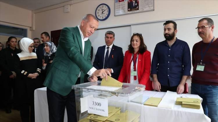 <p>Cumhurbaşkanı ve AK Parti Genel Başkanı Recep Tayyip Erdoğan, her se&ccedil;imde olduğu gibi bu se&ccedil;imde de oyunu İstanbul Saffet &Ccedil;ebi Ortaokulu'nda kullanacak.</p>
