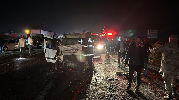 <p>Şanlıurfa'nın Siverek ilçesinde zincirleme trafik kazasında 3 kişi öldü, 6 kişi yaralandı.</p>
