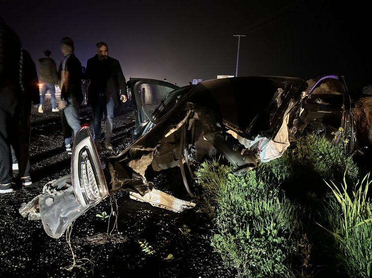 <p>Kaza nedeniyle ulaşıma kapanan kara yolu, ara&ccedil;ların kaldırılmasının ardından yeniden trafiğe a&ccedil;ıldı.</p>
