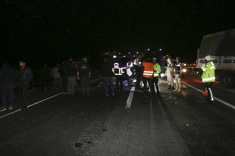 <p>"Kazaya trafik ve sağlık birimlerimiz tarafından en hızlı şekilde m&uuml;dahale edilmiş, yaralılar hastaneye kaldırılmıştır.</p>
