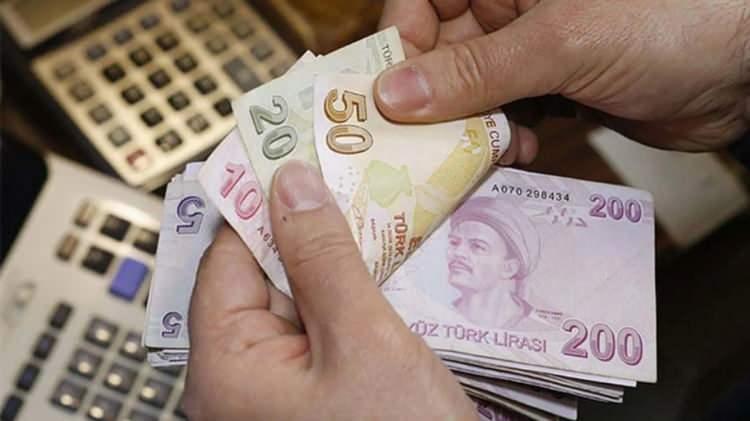 <p><strong>25 yıllık sigortalılık süresinin dolacak olması ve ayrıca memurlara 3600 ek göstergenin verilmesi ile matrah bazında düzeltmeler olması bunu başlıca nedenleri arasında. Yine Bağ-Kur prim indirimi yani pirim gününün 9000 binden 7200 güne düşmesi halinde 1 milyona yakın Bağ-Kur'lu esnafın faydalanması göz önünde bulundurulduğu zaman bu rakam 1 milyonun çok üzerinde olacağı söylenebilir''</strong> açıklamasında bulundu.</p>