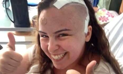 <p>Kirsty sanki kendini başka yerlerde hissedebiliyormuş gibi beden dışı deneyimler yaşıyordu. Biriyle sohbet ediyor ya da bir mağazada ödeme yapıyor ve eğlenceli bir duyguya kapılıyor ve kendini başka yerlerde görüyordu. Örneğin arabasını sürerken, yemek pişirirken ya da başka bir yerde uyanırken.</p>
<p> </p>