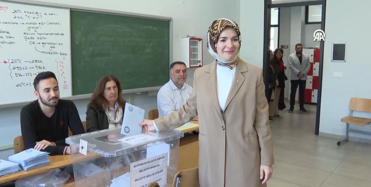 <p><strong>BAKAN GÖKTAŞ</strong></p>

<p>Aile ve Sosyal Hizmetler Bakanı Mahinur Özdemir Göktaş, oyunu Gazi Anadolu Lisesi'nde kullandı.</p>

<p>Göktaş, eşi Rahmi Göktaş ile Mahalli İdareler Genel Seçimlerinde oyunu kullanmak üzere Gazi Anadolu Lisesi'ndeki "4135" numaralı sandığın bulunduğu sınıfın önünde sıraya girdi. Sandık görevlileriyle selamlaşan Bakan Göktaş, gerekli kontrolün yapılması için kimliğini sandık görevlilerine verdi.</p>

<p>Daha sonra kabine geçerek oyunu kullanan Göktaş, zarfını sandığa attıktan sonra mührü teslim ederek imzasını attı.</p>

<p>Oyunu kullandıktan sonra gazetecilere açıklamalarda bulunan Bakan Göktaş, bugünü demokrasinin bayramı olarak nitelendirdi.</p>

<p>Her vatandaş gibi kendisinin de oyunu kullanarak vatandaşlık görevini yerine getirdiğini ifade eden Göktaş, "Sonuçların vatanımıza milletimize hayırlı olmasını diliyor, Türkiye'nin kazanacağı bir seçim olacağına inanıyorum." diye konuştu.</p>
