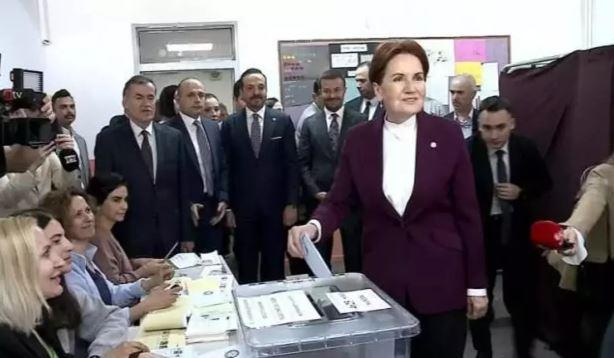 <p><strong>MERAL AKŞENER</strong></p>

<p> </p>

<p>İYİ Parti Genel Başkanı Meral Akşener, önceki seçimlerde İstanbul'daydı. Bu kez Akşener Ankara'da. Akşener, Ankara Bilkent'teki Türkiye Emlak Bankası Ortaokulu'nda oyunu kullandı.</p>

<p> </p>
