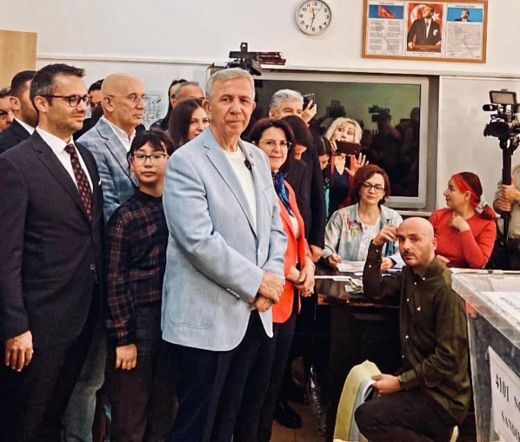 <p><strong>MANSUR YAVAŞ</strong></p>

<p>Ankara Büyükşehir Belediye Başkanı Mansur Yavaş, 31 Mart 2024 Mahalli İdareler Genel Seçimleri kapsamında oyunu Ankara'nın Çankaya ilçesindeki Ümitköy Anadolu İmam Hatip Lisesi’nde 4101 numaralı sandıkta kullandı.</p>

<p> </p>

<p>Yavaş ile birlikte aynı sandıkta eşi Nursen Yavaş ve kayınvalidesi Nevin Kıvanç da oy kullandı. Oyunu kullandıktan sonra açıklama yapan Yavaş, "Ankara için hayırlı uğurlu olsun. Seçimlerin sonucu hakkında hiçbir tereddüdümüz yoktur. İnşallah akşam 21.00'den sonra belediyenin bahçesinde buluşmak üzere" ifadelerini kullandı. Yavaş, okulun bahçesinde seçmenlerle fotoğraf çektirdikten sonra okuldan ayrıldı.</p>

