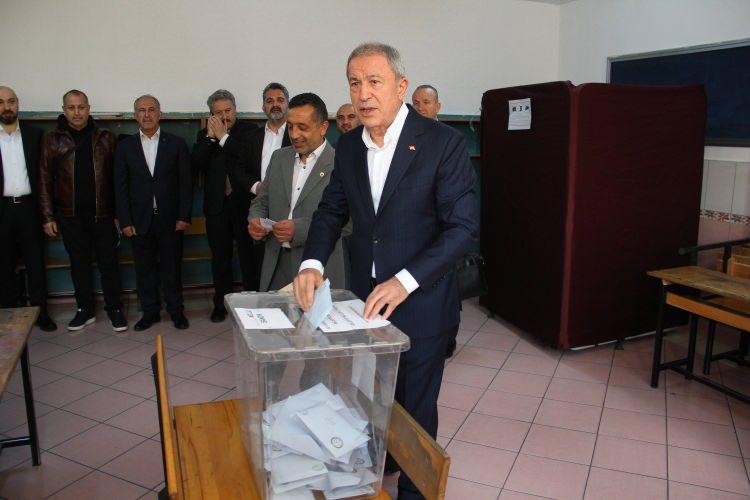 <p><strong>HULUSİ AKAR</strong></p>
<p>TBMM Milli Savunma Komisyonu Başkanı Hulusi Akar Mahalli İdareler Genel Seçimleri için oy kullandı.</p>
<p> </p>
<p>Sultan Alparslan İmam Hatip Ortokulu 1247 No'lu sandıkta oyunu kullanan AK Parti Kayseri Milletvekili Akar, çıkışta gazetecilere yaptığı açıklamada, hep beraber güzel bir seçim kampanyası gerçekleştirdiklerini söyledi.</p>
<p> </p>
<p>Diğer partilerle karşılıklı nezaket, saygı ve demokratik teamüllere uygun şekilde bu ana kadar gelindiğini aktaran Akar, sürecin de sağlıklı şekilde gerçekleşmesi için her türlü tedbirin alındığını belirtti.</p>
<p> </p>
<p>Siyasi partiler olarak görüşlerini, tekliflerini, düşüncelerini ve projelerini halka sunduklarını dile getiren Akar, şunları kaydetti:</p>
<p>"Şu anda onların karar sürecini yaşıyoruz. Onlar kararlarını verecek. Verdikleri karar bizim için tabii ki son derece saygıdeğerdir. Bu karar ülkemize, milletimize yararlı olsun, hayırlı olsun. Bizim amacımız, dileğimiz, temennimiz 85 milyon vatandaşımızın, Kayserili hemşehrilerimizin rahat, huzur içinde, konforlu bir şekilde yaşamaları. Belediyecilikten en üst düzeyde hizmet almaları ve her geçen gün gelişen ülkemizin daha da gelişmesi, vatandaşımızın mutlu olması. Dileğimiz, temennimiz bu. İnşallah vatandaşlarımız kararı da bu yönde verecek. Karar çıktıktan sonra karara herkes saygılı olacak. Esas olan vatandaşımızın kararıdır. Verilecek kararın hayırlara vesile olmasını temenni ediyorum."</p>