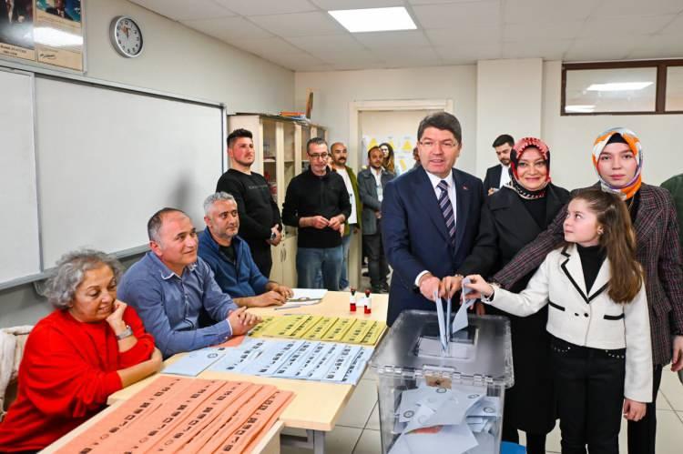 <p><strong>ADALET BAKANI YILMAZ TUNÇ</strong></p>

<p>Adalet Bakanı Yılmaz Tunç, Mahalli İdareler Genel Seçimleri için oyunu Bartın'ın Amasra ilçesinde kullandı.</p>
