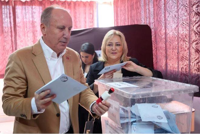 <p><strong>MUHARREM İNCE</strong></p>

<p>Muharrem İnce (sağda), eşi Ülkü İnce (solda) ile birlikte 31 Mart Mahalli İdareler Genel Seçimi için oyunu Çankaya Yaşamkent Mahallesi'ndeki Şener Çakmak Anadolu Lisesi'nde 4683 no'lu sandıkta verdi.</p>
