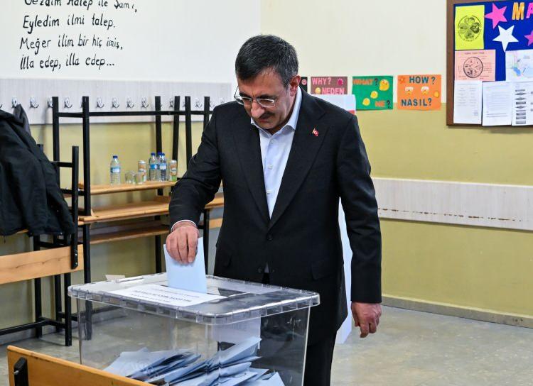 <p><strong>CEVDET YILMAZ</strong></p>
<p>Cumhurbaşkanı Yardımcısı Cevdet Yılmaz, katılımı yüksek, huzur ve güven içinde tamamlanan, ülkeye ve demokrasiye hayırlı bir seçim olmasını dileyerek, "Tüm vatandaşlarımızı sandık başlarına, vatandaşlık görevlerini yapmaya davet ediyoruz." dedi.</p>
<p> </p>
<p>Yılmaz, 31 Mart Mahalli İdareler Genel Seçimleri için oyunu kullanmak üzere Gölbaşı'ndaki Hacılar Ortaokulu'na geldi.</p>
<p> </p>
<p>1146 numaralı sandıkta oyunu kullanan Yılmaz, ardından basın mensuplarına yaptığı açıklamada, oy kullanarak vatandaşlık görevini yerine getirdiğini belirtti.</p>
<p> </p>
<p>Mahalli İdareler Genel Seçimlerinin Ankara, Türkiye, Türk milleti ve demokrasi için hayırlı olmasını dileyen Yılmaz, bütün vatandaşları sandıklara davet ederek, şöyle konuştu:</p>
<p> </p>
<p>"Diğer demokrasilerle mukayese ettiğimizde bizde katılım oranları yüksek olur. Bundan da iftihar ediyoruz. Milletimizin sandığa olan güvenini, inancını da gösteriyor bu. Diğer yandan tabii ki huzur ve güven içinde geçmesi önemli. Demokratik olgunluk içinde tamamlanması önemli bu sürecin. Bunun da gerçekleşeceğine yürekten inanıyoruz.</p>
<p>İnşallah katılımın yüksek olduğu, huzur ve güven içinde tamamlanan ülkemize, demokrasimize hayırlı olan bir seçim olur. Bunu temenni ediyoruz. Tekrar tüm vatandaşlarımızı sandık başlarına, vatandaşlık görevlerini yapmaya davet ediyoruz. Hayırlı uğurlu olsun seçimlerimiz."</p>
