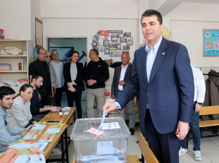 <p><strong>GÜLTEKİN UYSAL</strong></p>

<p>DP Genel Başkanı Gültekin Uysal, eşi Hatice Uysal ile oy kullanacağı 1240 numaralı sandığın bulunduğu Selçuklu İlkokulu'na geldi. Sandık görevlileriyle selamlaştıktan sonra kabine giren Uysal, oyunu kullandıktan sonra bina çıkışında gazetecilere açıklama yaptı. Arka arkaya gerçekleştirilen seçimler silsilesinin son merhalesi olan 31 Mart 2024 Mahalli İdareler Genel Seçimleri'nin gerçekleştirildiğini söyleyen Uysal, seçimin hayırlı olmasını diledi. 16 Nisan 2017'den itibaren Türkiye'nin girdiği bir evre olduğunu aktaran Uysal, "Referandumlar, 2018 seçimi, 2019 yerel seçimi, 2019'da tekrarlanan İstanbul seçimleri, 2023 yılında 14 ve 28 Mayıs'ta gerçekleştirdiğimiz Cumhurbaşkanlığı ve genel ve yerel seçimler. Aslında birbirinin tamamlayıcısı bir iklimde devam ediyoruz. O açıdan milletimiz değerlendirecektir" dedi.</p>

