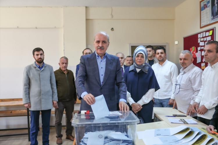 <p><strong>TBMM BAŞKANI KURTULMUŞ</strong></p>

<p>Kurtulmuş, öğle saatlerinde eşi Sevgi Kurtulmuş ile Zeyrek Mahallesi'ndeki Gelenbevi Anadolu Lisesi'nde oyunu kullanacağı 1245 numaralı sandığın bulunduğu sınıfa geldi. Fatih Belediye Başkanı Mehmet Ergün Turan da Kurtulmuş'a eşlik etti.</p>

<p>Sandık kurulu başkanı ve müşahitlerle selamlaştıktan sonra oy pusulalarını alıp kabine geçen Kurtulmuş, <strong>"Hayırlı, uğurlu olsun."</strong> diyerek, zarfı sandığa attı.</p>
