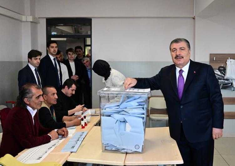 <p><strong>SAĞLIK BAKANI FAHRETTİN KOCA</strong></p>

<p>Sağlık Bakanı Fahrettin Koca, Mahalli İdareler Genel Seçimleri için oyunu Üsküdar'da kullandı.</p>

<p>Bakan Koca, eşi Hale ve oğlu Abdülaziz Emir ile oy kullanacağı Üsküdar Saffet Çebi Ortaokulu'na geldi.</p>

<p>Burada bir süre sıra bekleyen ve vatandaşlarla sohbet eden Koca, ailesiyle 3305 numaralı sandıkta oyunu kullandı.</p>

