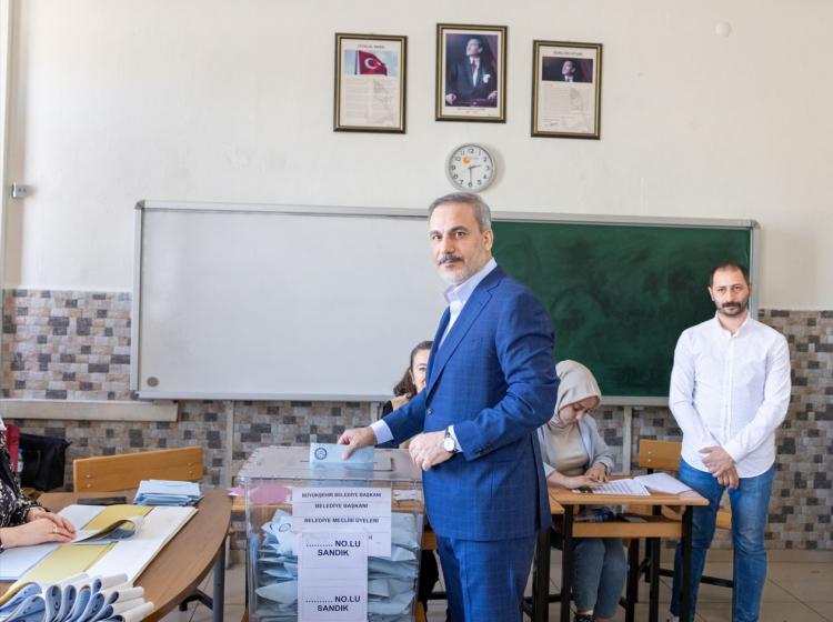 <p><strong>HAKAN FİDAN</strong></p>

<p>Dışişleri Bakanı Hakan Fidan, 31 Mart Mahalli İdareler Genel Seçimleri için Ankara'nın Yenimahalle ilçesinde bulunan Mustafa Kemal Anadolu Lisesi’ne gelerek oyunu kullandı.</p>
