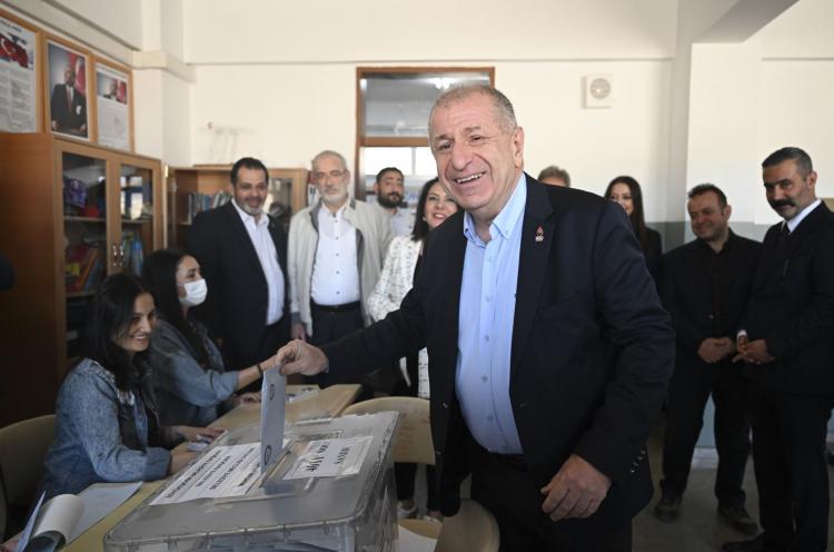 <p><strong>ÜMİT ÖZDAĞ</strong></p>

<p>Zafer Partisi Genel Başkanı Ümit Özdağ, 31 Mart Mahalli İdareler Genel Seçimi için oyunu kullanmak üzere TSK Mehmetçik Vakfı Hafize İhsan Payaza Ortaokulu'na geldi. Vatandaşlarla sohbet ederek oy kullanmak için sırada bekleyen Özdağ, oyunu 4011 no'lu sandıkta kullandı.</p>

<p> </p>
