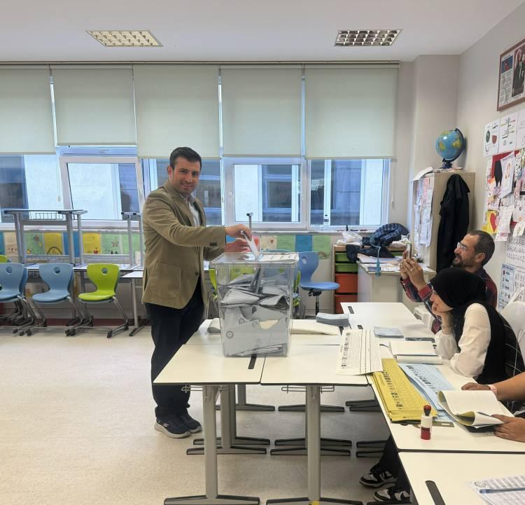 <p><strong>BAYRAKTAR AİLESİ</strong></p>
<p>Baykar Yönetim Kurulu Başkanı ve Teknoloji Lideri <strong>Selçuk</strong> Bayraktar’da eşi Sümeyye Bayraktar’la birlikte kulandı. <strong>Selçuk</strong> Bayraktar oy kullanma anını sosyal medya hesabından ”Kıymetli eşimle birlikte oyumuzu kullandık. Seçim sonuçlarının, milletimize ve ülkemize hayırlı olması temennisiyle” notu ile paylaştı.</p>