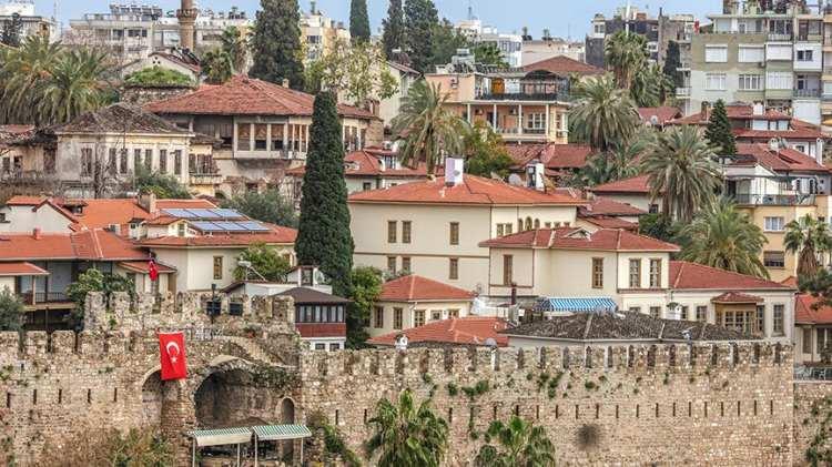 <p>31 Mart Yerel Seçimleri’ne sayılı gün kala, Antalya’nın 913 mahallesinde muhtar adayları seçime yönelik hazırlıklarını sürdürüyor. Kentin tarihi Kaleiçi semtinde bulunan Selçuk, Kılınçarslan, Barbaros ve Tuzcular mahallelerinde muhtar adayları seçmen karşısına çıkacak.</p>
