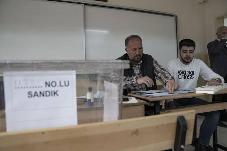 <p><strong>34 SİYASİ PARTİ KATILIYOR</strong></p>
<p> </p>
<p>34 siyasi partinin katılacağı yerel seçimde, 61 milyon 441 bin 882 seçmen oy kullanacak. Doğudaki 32 ilde oy verme, saat 07.00'de başlayıp 16.00'da sona erecek. Bu illerin dışında ise oy verme saatleri 08.00 ile 17.00 arasında olacak.</p>