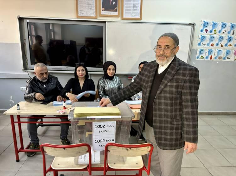 <p>81 il, 973 ilçe ve 390 belde belediye başkanı ile 50 bin 336 muhtarın belirleneceği seçimlerde, il genel meclisi üyeliği, belediye meclis üyeliği seçimleri de yapılacak.</p>
