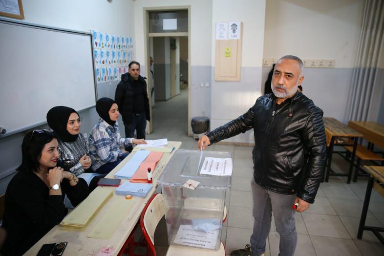 <p>Seçimlere 34 siyasi parti katılıyor. Partilerin oy pusulasındaki sıralaması şöyle:</p>