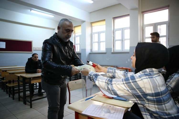 <p>AK Parti 1, İYİ Parti 2, Sol Parti 3, Büyük Birlik Partisi 4, Memleket Partisi 5, Anavatan Partisi 6, Demokratik Sol Parti 7, Yeniden Refah Partisi 8, Halkların Eşitlik ve Demokrasi Partisi (DEM Parti) 9,</p>