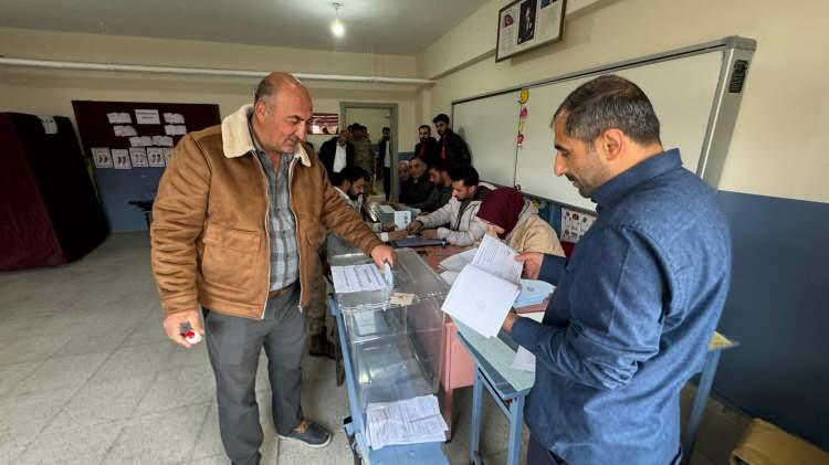 <p>Türkiye Komünist Partisi 10, Anadolu Birliği Partisi 11, Zafer Partisi 12, Halkın Kurtuluş Partisi 13, Türkiye Komünist Hareketi 14, Bağımsız Türkiye Partisi 15, Gelecek Partisi 16, Yeni Türkiye Partisi 17, CHP 18, Emek Partisi 19, HÜDA PAR 20, Hak ve Özgürlükler Partisi 21,</p>