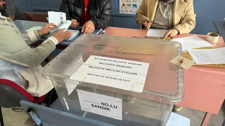 <p>Adana, Ankara, Antalya, Aydın, Balıkesir, Bursa, Denizli, Diyarbakır, Erzurum, Eskişehir, Gaziantep, Hatay, İstanbul, İzmir, Kahramanmaraş, Kayseri, Kocaeli, Konya, Malatya, Manisa, Mardin, Mersin, Muğla, Ordu, Sakarya, Samsun, Şanlıurfa, Tekirdağ, Trabzon ve Van'daki seçmenler, "büyükşehir belediye başkanı", "belediye başkanı", "belediye meclis üyeliği" ile "muhtarlık ve ihtiyar heyeti" için oy verecek.</p>
