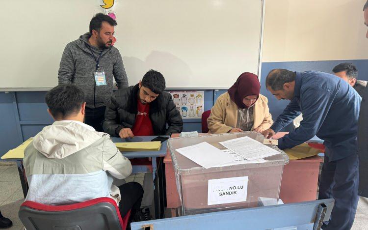 <p>Büyükşehir belediye başkanlığına ilişkin oy pusulası "beyaz", il genel meclisi üyeliklerine ilişkin pusula "turuncu", belediye başkanlığına ilişkin oy pusulası "mavi", belediye meclisi üyeliğine ilişkin oy pusulası ise "sarı" renkli olacak. Oy pusulaları tek zarfa konulacak.</p>
