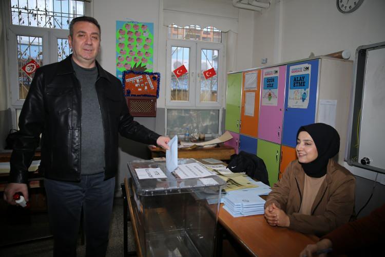 <p>Hastalığı veya engeli sebebiyle yatağa bağımlı seçmenler için bu seçimde de seyyar sandıklar oluşturuldu. Bu seçmenler, seyyar sandıklarda oylarını kullanabilecek.</p>
