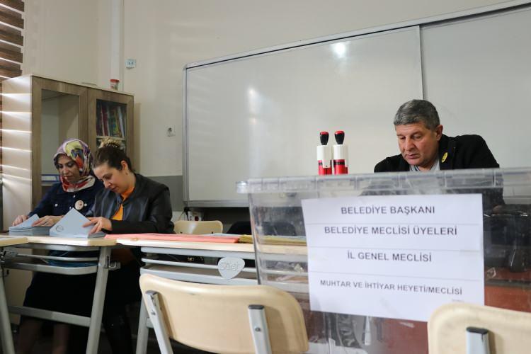 <p><strong>ÖNCE BELEDİYE BAŞLANLIĞI PUSULALARI SAYILACAK</strong></p>
<p> </p>
<p>Büyükşehirlerde, sırasıyla büyükşehir belediye başkanlığı, belediye başkanlığı, belediye meclisi üyeliği ve muhtarlık, diğer illerde sırasıyla belediye başkanlığı, belediye meclisi üyeliği, il genel meclisi üyeliği ve muhtarlık seçimlerine ait oy pusulalarının sayım ve dökümü yapılacak.</p>