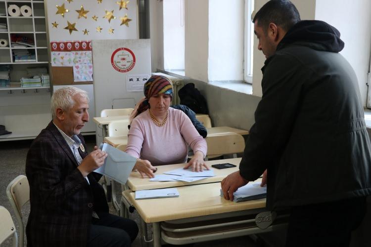 <p>Hamileler, hastalar ve engelliler sıra ile bekletilmeden oylarını kullanacak, yaşlıların da sıra bekletilmeden oy kullanmalarına izin verilecek, ayrıca bu seçmenlere yardım eden seçmenlere de oy kullanmada öncelikle tanınacak.</p>