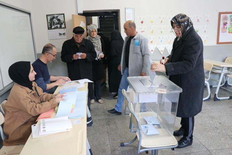 <p>Sandık başında seçmene vereceği oy hakkında hiç kimse müdahale, telkin ve tavsiyede bulunamayacak. Seçmenler oylarını kullandıktan sonra sandık başından ayrılacak.</p>