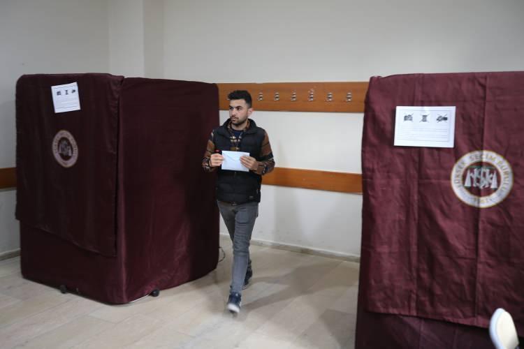 <p>Oy verme süresince bütün kahvehane, kıraathane ve internet kafeler gibi bütün umumi eğlence yerleri kapalı olacak, eğlence yeri niteliğindeki lokantalarda yalnız yemek verilebilecek.</p>
