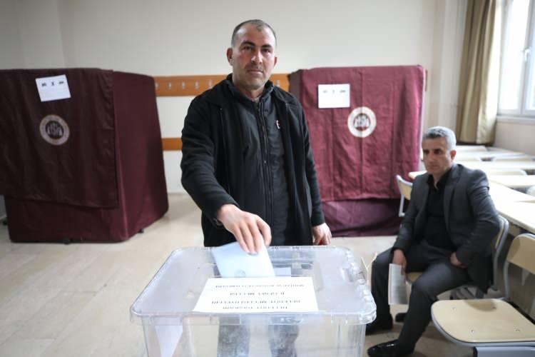<p>Emniyet ve asayişi korumakla görevli olanlardan başka hiç kimse 5237 sayılı Türk Ceza Kanunu'nun 6. maddesinde belirtilen silahları köy, kasaba ve şehirlerde taşıyamayacak.</p>