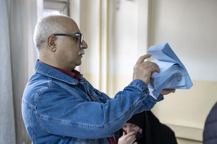 <p>Radyolarda ve her türlü yayın organlarında 18.00-21.00 saatleri arasında ancak YSK tarafından seçim ile ilgili verilecek haber ve tebliğler yayımlanabilecek.</p>