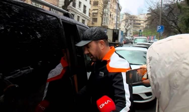 <p>Cihantimur, polis merkezi önünde bekleyen gazetecileri görünce yardımcısıyla birlikte geri döndü.</p>
