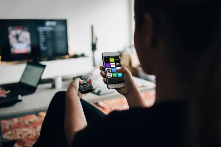 <p>Ancak sabah uyandığında, telefonunun kendiliğinden kapanmış olduğunu ve daha &ouml;nce y&uuml;klediği b&uuml;t&uuml;n verilerin silindiğini fark etti. Ardından telefonuna gelen mesajlarla dolandırıldığını anladı.&nbsp;</p>
