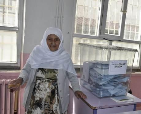 <p>FFFF</p>

<p>Mardin’in Mazıdağı ilçesindeki Poyraz Mahallesinde yaşayan 106 yaşındaki Emine Tekin, vatandaşlık görevini yerine getirdi.</p>
